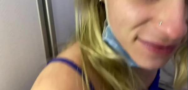  Dans les toilettes de l’avion, je suis mon mari pour me faire baiser et remplir la bouche avant le décollage !
